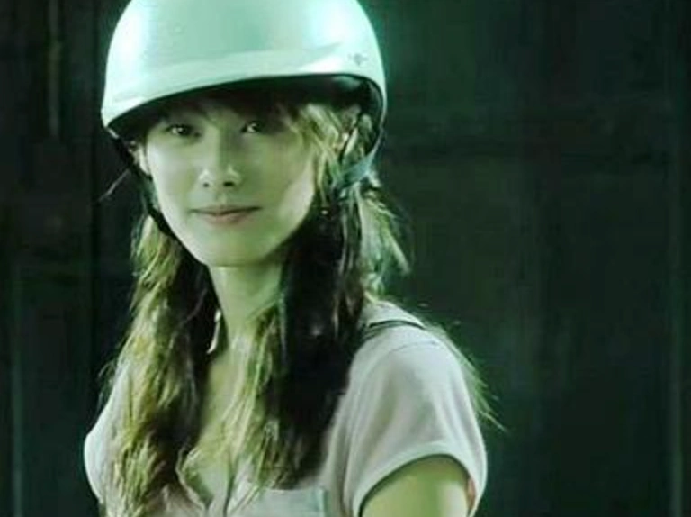 梁洛施迎33岁生日,带儿子爬山还晒旧照,曾为富豪生三子却无名分