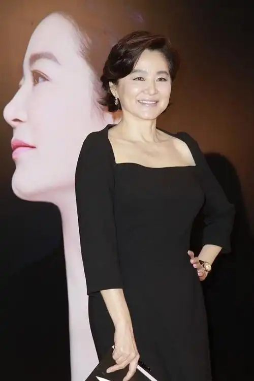 林青霞真是优雅的代名词一袭黑色方领长裙穿着简单但气质满满