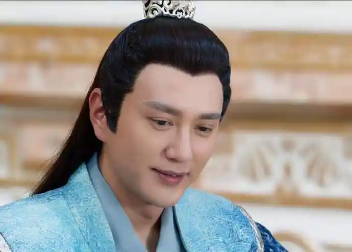 很多人可能没认出来,王仁君其实演过很多古装热播剧,包括《香蜜沉沉烬