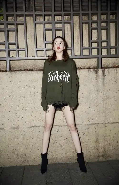 陈欣予受邀出席上海时装周闭幕秀国潮盛宴变身超a酷女孩