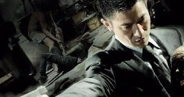 电影中刘德华拿枪瞬间,一个把帅气溶入生命中的男人