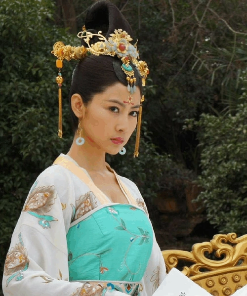 她才华横溢,美若天仙,抢武则天的情人,一生嫁给两位皇帝!