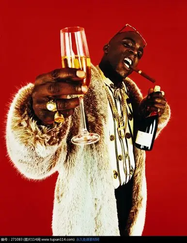 穿皮毛喝酒抽烟的外国男人