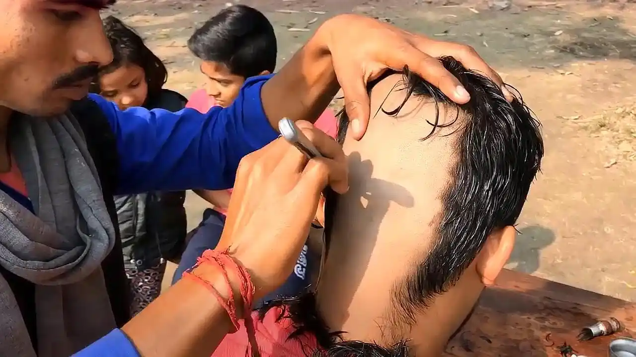 夏天太热了,男子直接剃光头发型,看着好凉爽