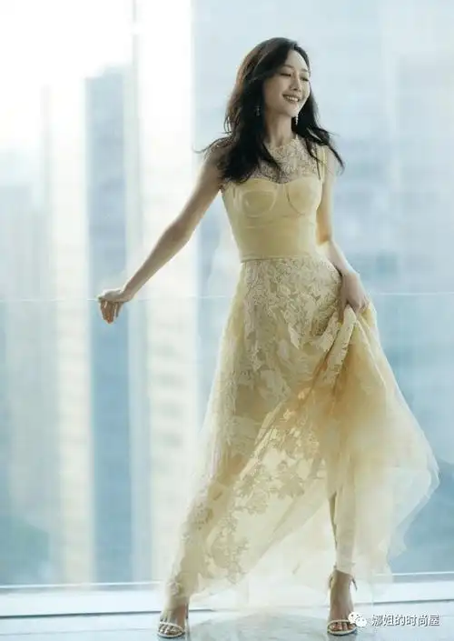 例如这款白色连体裙,穿在王鸥身上就显得又美又飒,干净利落的剪裁走线