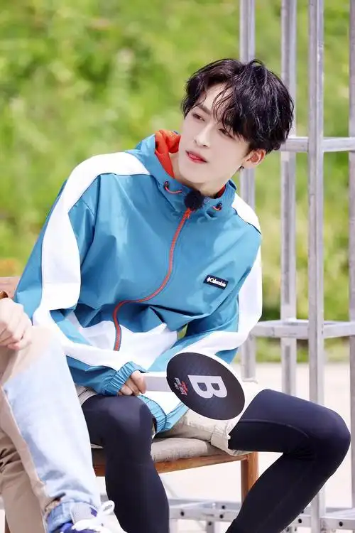 今天是卷毛的何洛洛(新增骑小摩托)