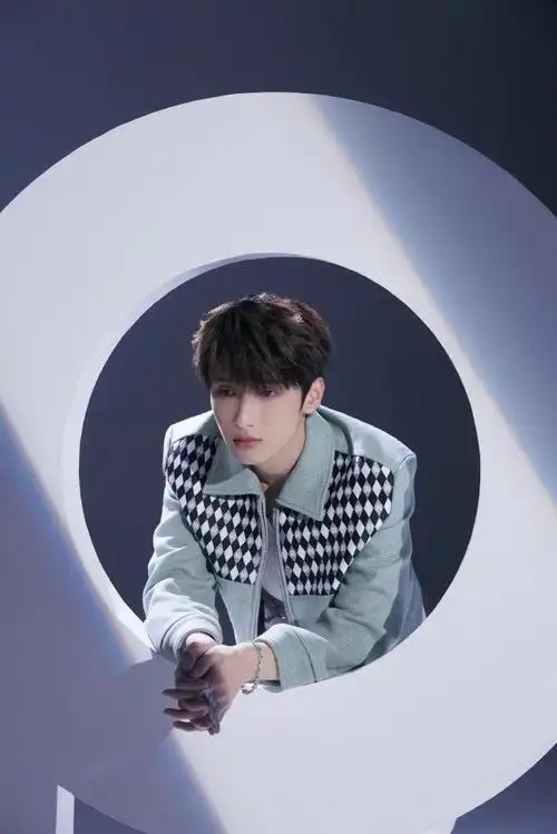 严浩翔棋盘格外套一整个帅到我的心巴上