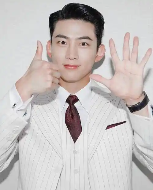 他是韩国最具男人味的偶像&演员,现在35岁与圈外女友十分甜蜜