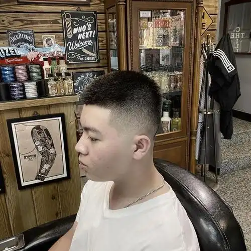 寸头发型最有男性魅力,硬朗帅气,适合各种脸型的男生去剪