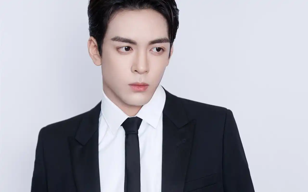 曾舜晞沉稳帅气写真图片桌面壁纸