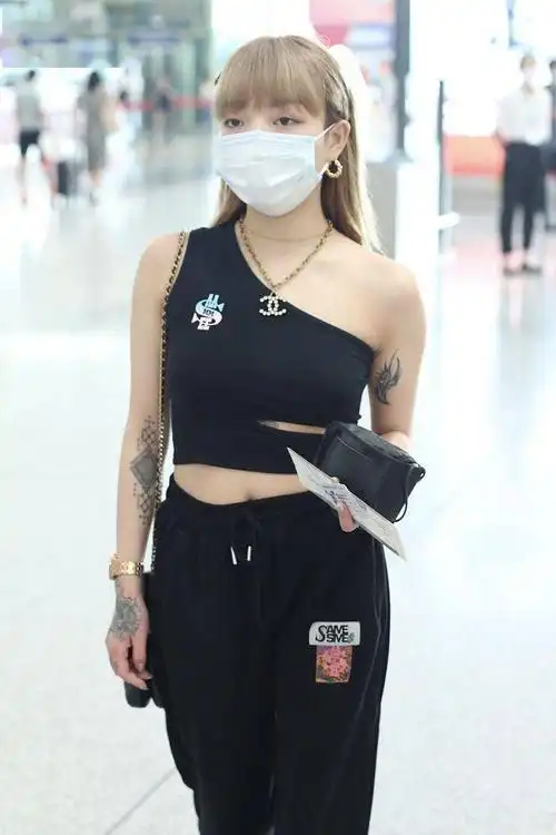 vava穿黑色露脐背心休闲裤chanel链条包嘻哈潮酷