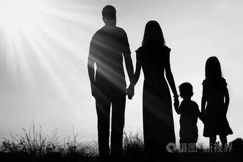 一个幸福的家庭,在性质上的夕阳中的剪影