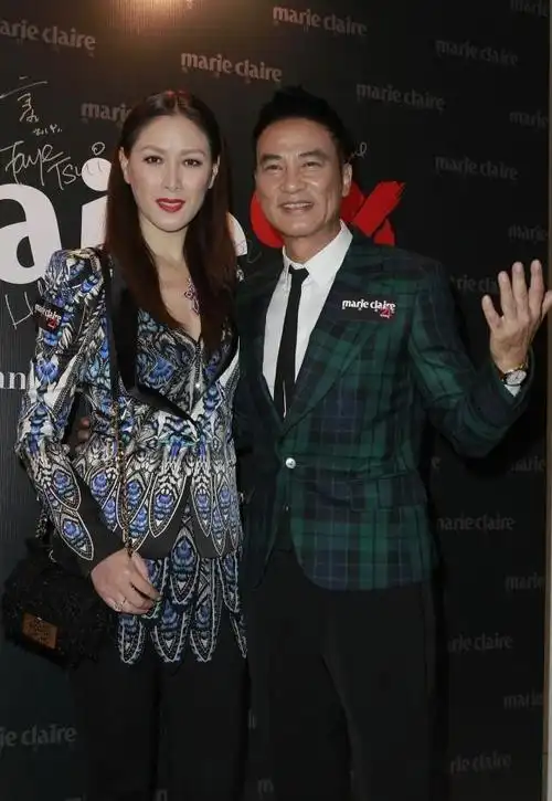 任达华妻子富贵大气穿印花套装优雅干练模特气质没咋变