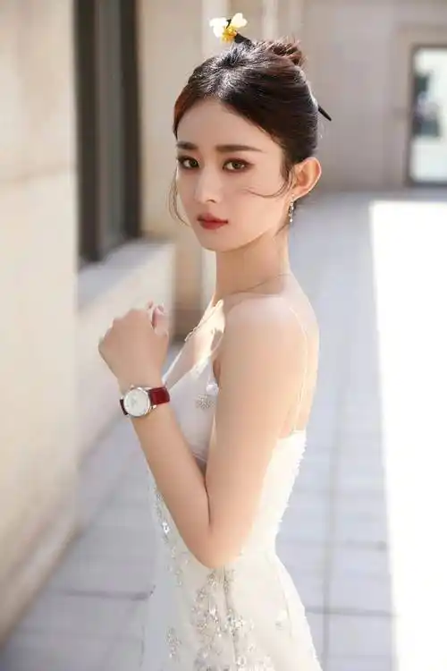 赵丽颖高调出席活动展现顶流人气!穿吊带裙生图封神,女人味好浓