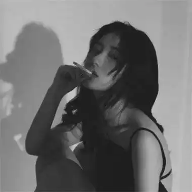 伤感高冷真人黑白女生头像 个性简约的孤独微信女头最新_女生头像_美