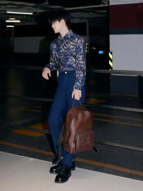 (配图两张)    有ins账号的嘉人记得多多互动哦～    #任嘉伦etro