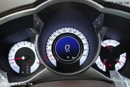 首页 凯迪拉克srx > 正文内容三个筒子的仪表台,白色的底板感觉科技感