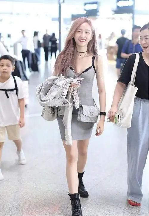 背心狂热爱好者吴宣仪搭配简单又时尚街拍真迷人