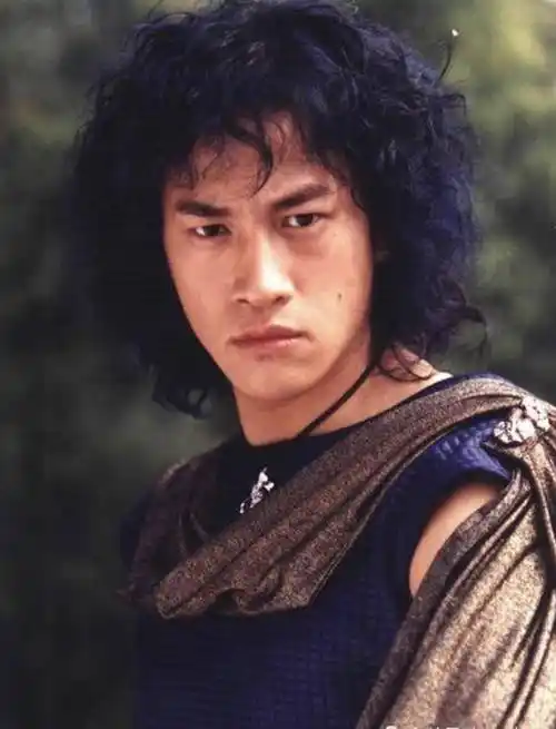 何润东在横店拍戏身材健壮光头造型惹眼45岁像个小伙子一样