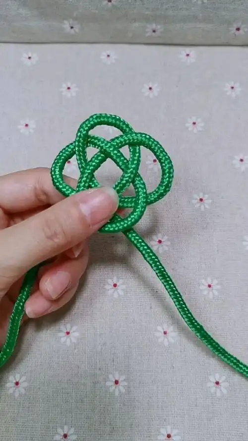 单线纽扣结编法,只要跟着线路调紧绳子就好了