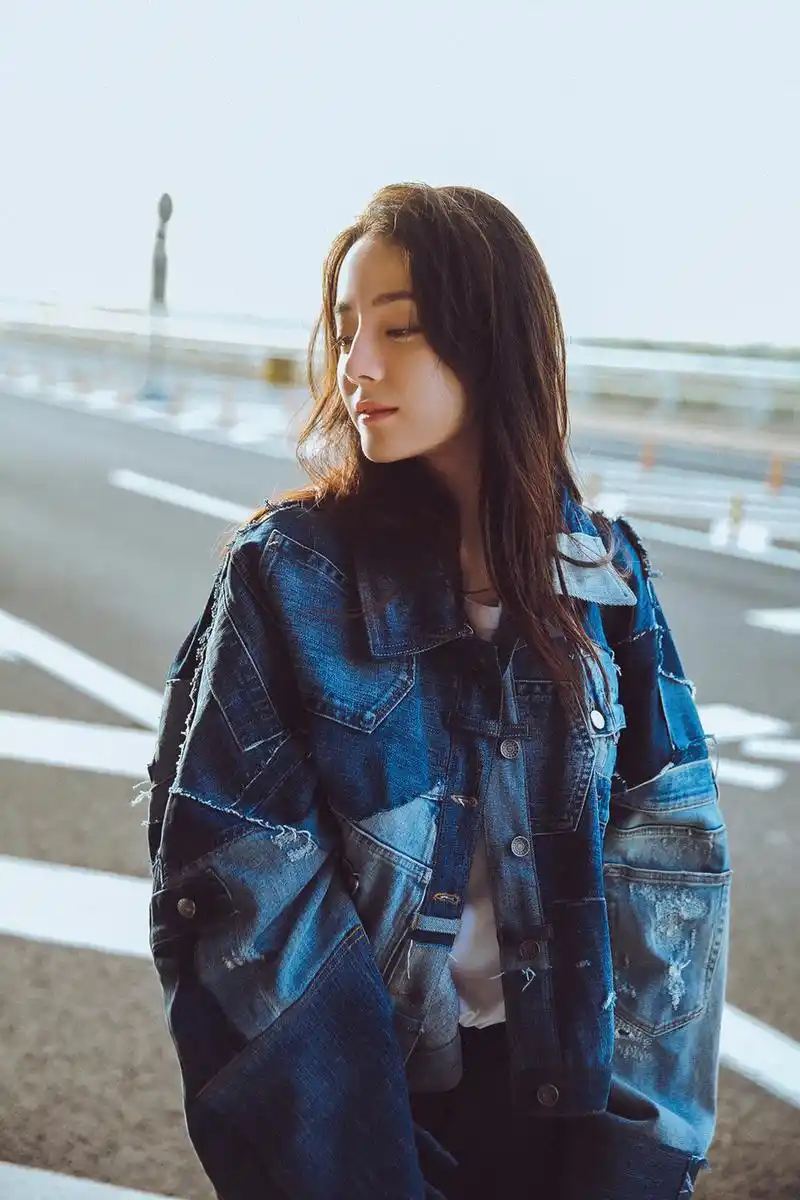 迪丽热巴机场街拍高清图片