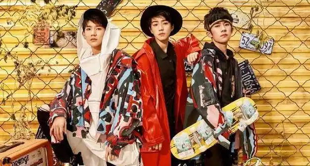 王源易烊千玺为王俊凯新歌宣传他们仨和蛋糕是有些玄学在身上的