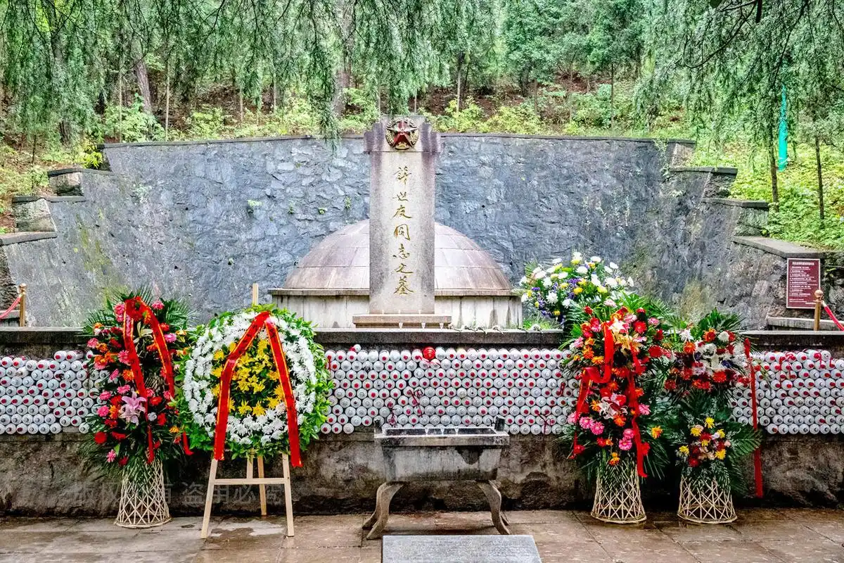墓碑下的几个小酒杯内,经常会有游客把酒给斟满,表达自己的无限追思之