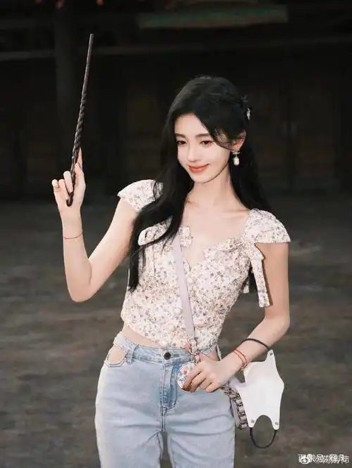 12日,美女明星鞠婧祎晒出几张在环球影城游玩的照片,魅力十足.