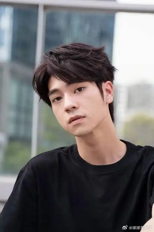 优剪男生纹理烫  经典的三七分发型,搭配侧背的设计,既有复古感又不失