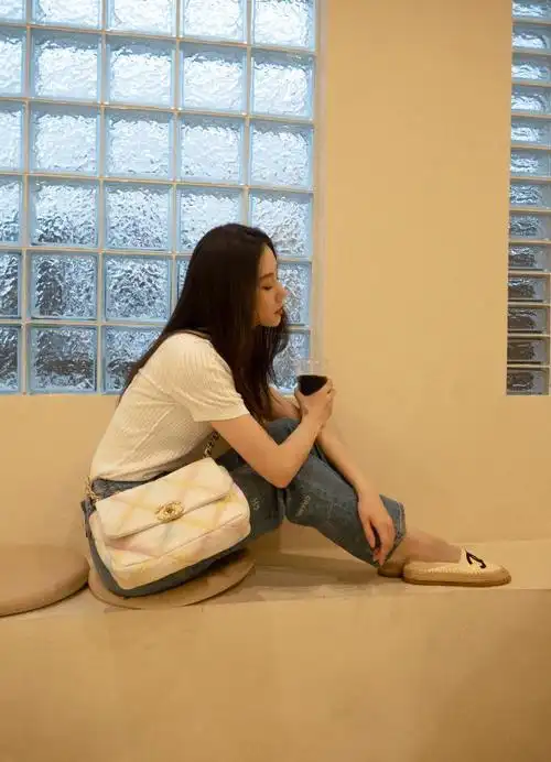 19日,一组刘诗诗生活照曝光.