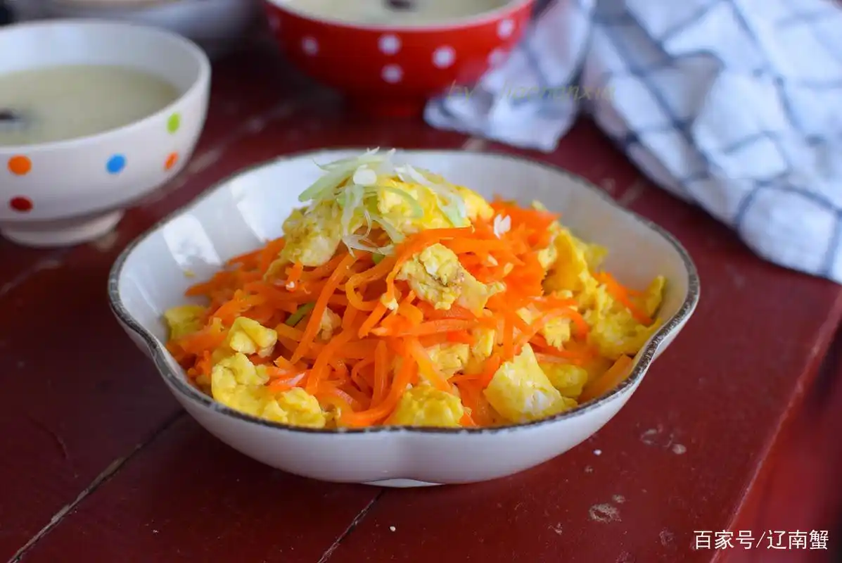 胡萝卜炒蛋新做法,香甜鲜软,多给孩子吃,眼睛不酸不涩不流泪
