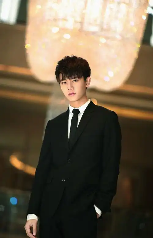 任嘉伦儒雅帅气活动照图片