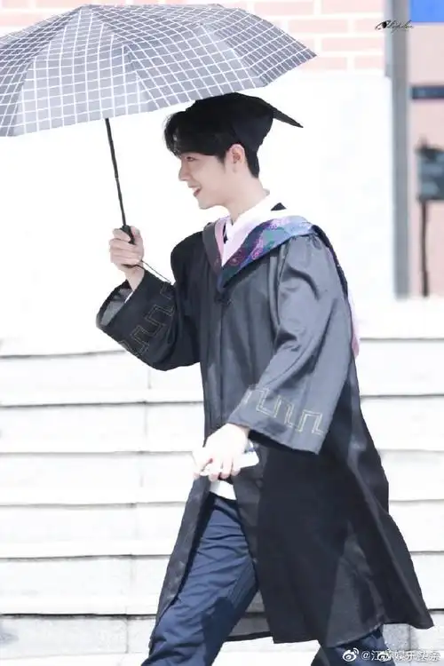 肖战穿上学士服的样子太青春啦请问学长缺学妹吗,愿意天天给你跑腿买