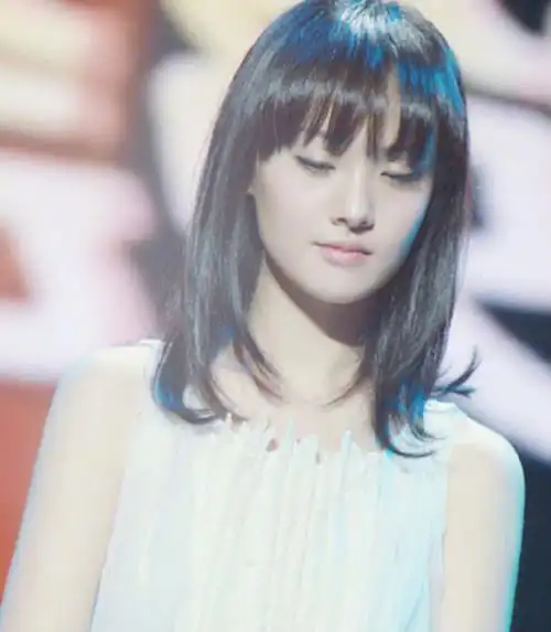 郑爽18岁旧照被疯传,与现在形如两人:这么美为何非要改变?