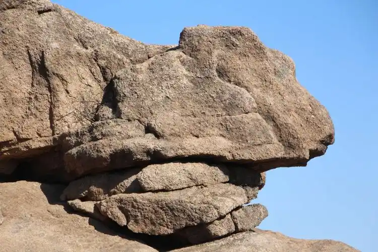 之前,我总是给别人照相,很少近距离接触这些石头,今日略见一斑,美出