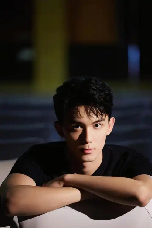 吴磊超话间次落下的光影里,黑白虚实的帷幕下,小尹@吴磊leo的故事,9月