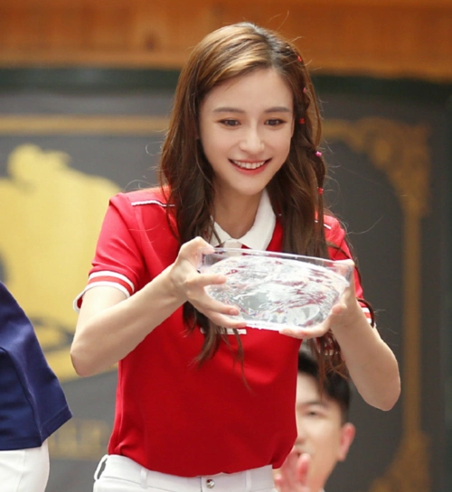 baby《跑男8》穿长裤,失去精修待遇的截图,意外暴露了真实腿型_腾讯