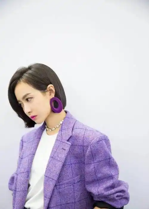 31岁宋茜剪了齐肩短发,嫩回18岁,网友:紫色西服穿得这么美!