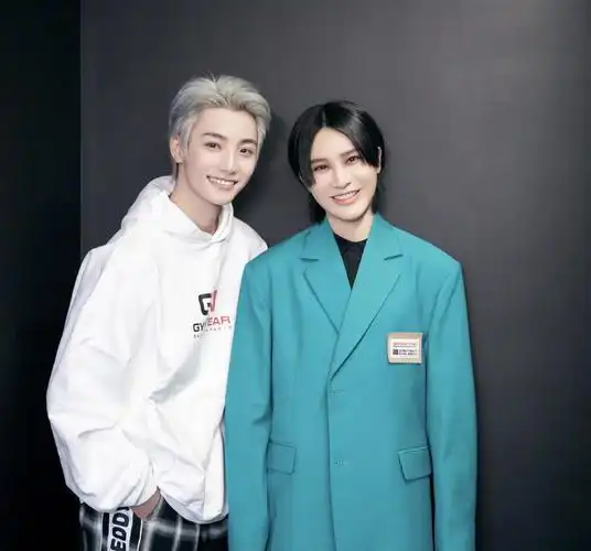 尚雯婕为李振宁办毕业礼绿色宽松西装配旅游鞋时尚大气