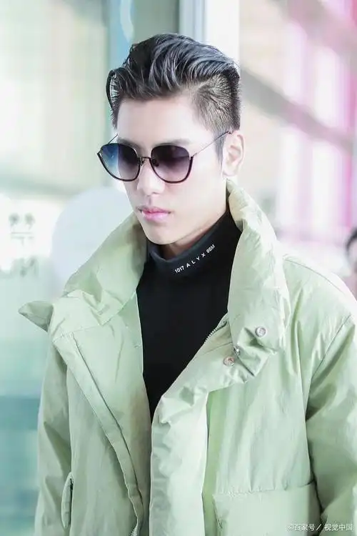 男士飞机头是一种非常受欢迎的时尚发型,它的名字源于飞行员的发型.