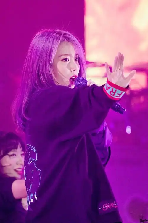 iu[超话]# #iu迷你五辑lovepoem# 紫发造. 来自知恩的蔚蓝宝 - 微博