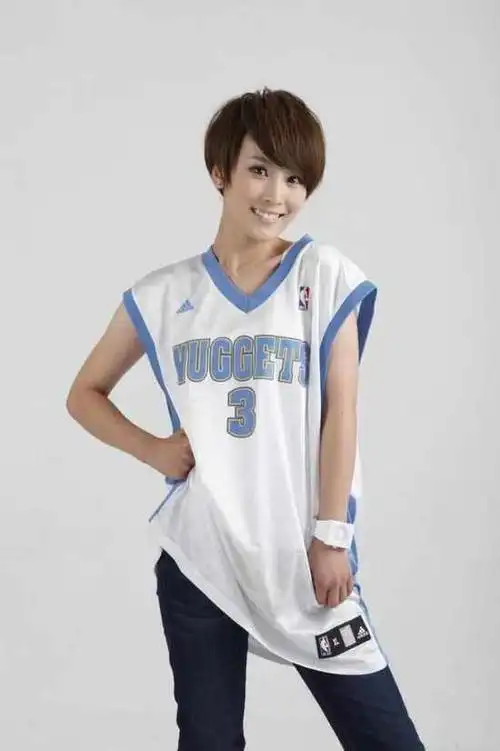 著名主持人谢楠为男篮众将助威