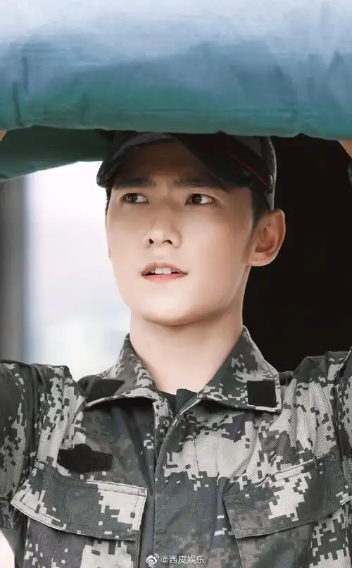 杨洋的军人适配度有多绝#"从小就爱军装,演军人自己生理上的力量感更