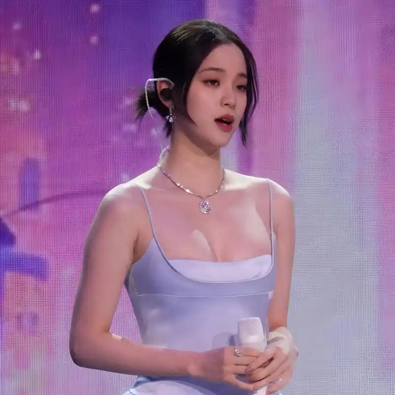 欧阳娜娜的性感写真真是让人眼前一亮!