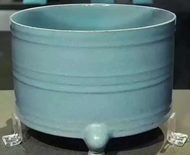 北宋 汝窑天青釉凸弦纹三足尊