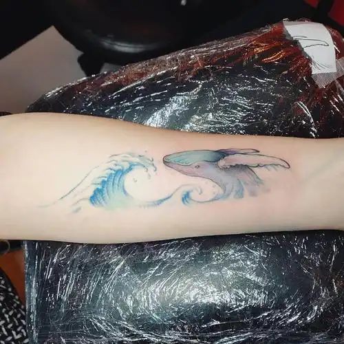 小臂小清新海浪鲸鱼纹身图案