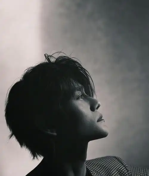 39岁王凯越来越有魅力留长发演绎禁欲系公子忧郁气质扑面而来