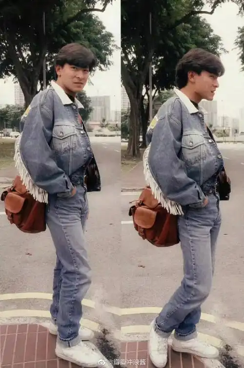 这是1994年,刘德华在欧洲旅游时拍的照片,镜头中他五官精致,穿着一身