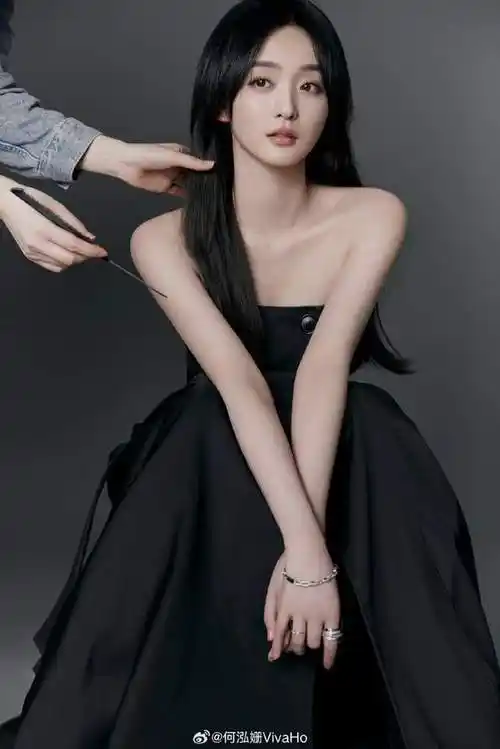 何泓姗8字发财刘海,"小赵丽颖"穿黑色抹胸裙也是个甜美的大美人啊