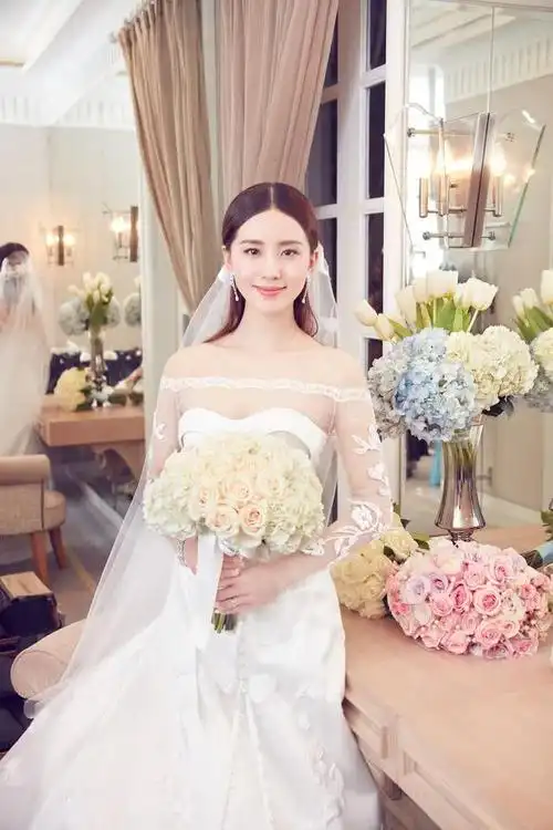 女星婚礼穿的婚纱长啥样?李小璐定制的婚纱价值百万!